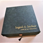Geschenkbox legal & lecker 23x23x8 cm